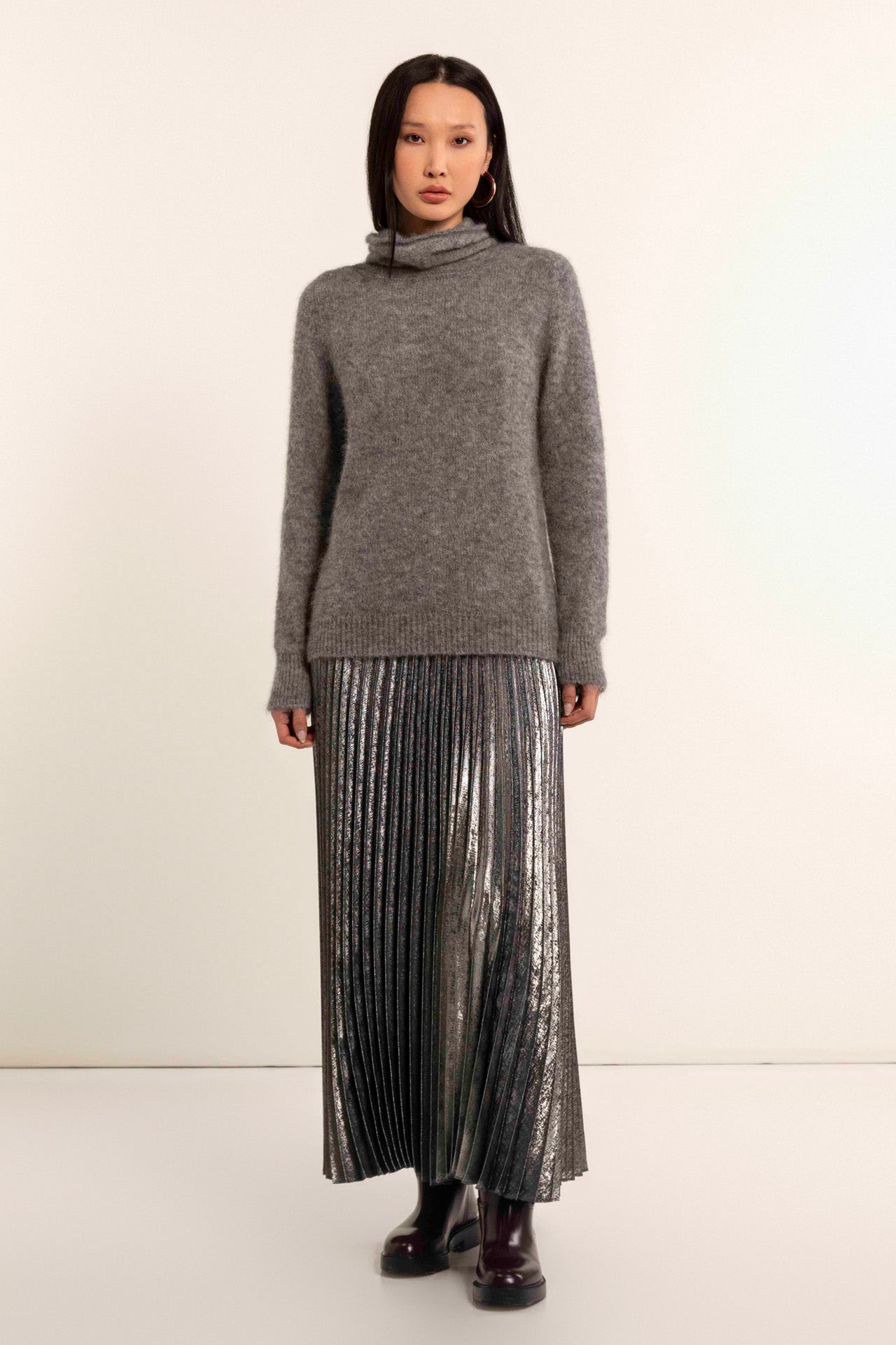 Pleated skirt in shiny fabric
