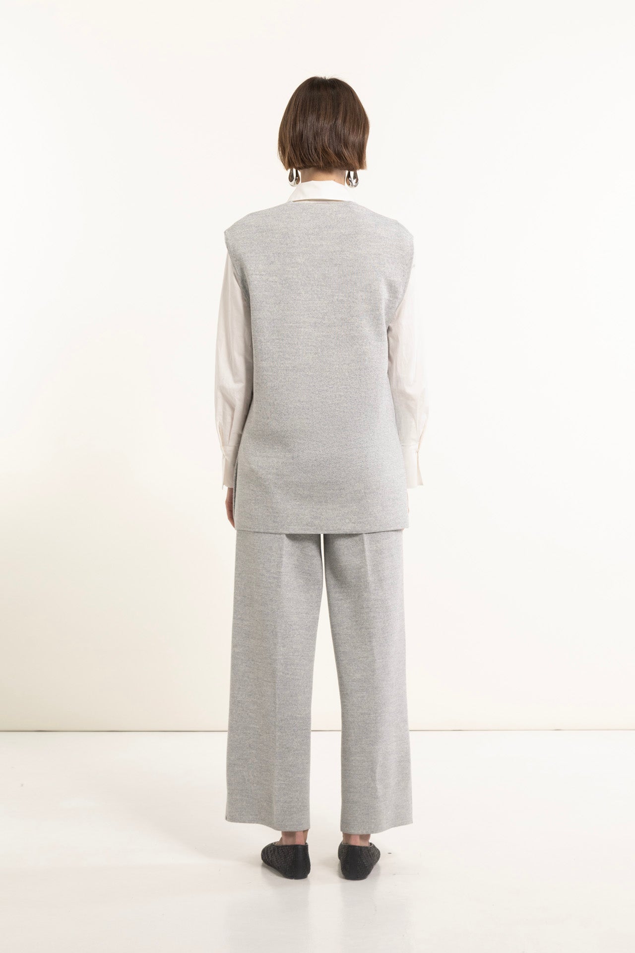 Pearl-colored V-neck wool vest