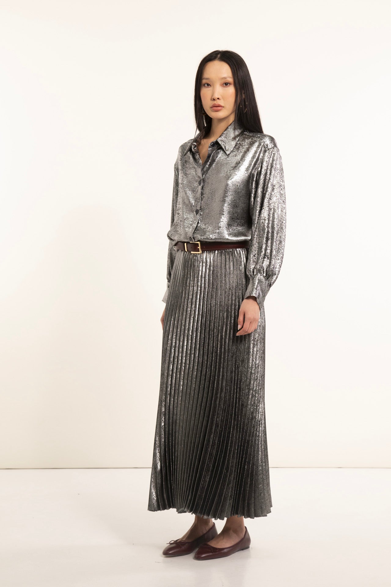 Pleated skirt in shiny fabric