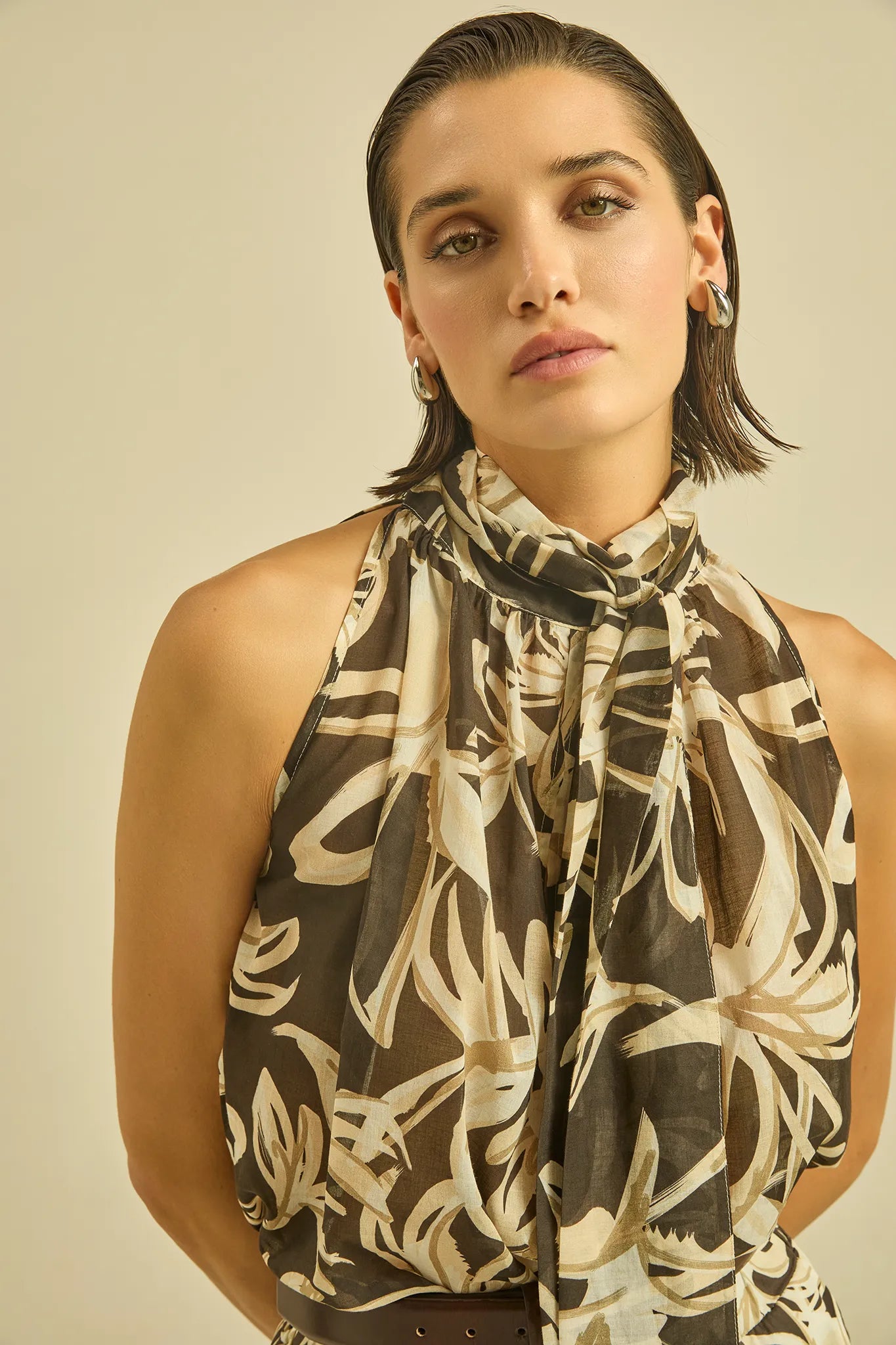 Sleeveless top in pure cotton with scarf collar