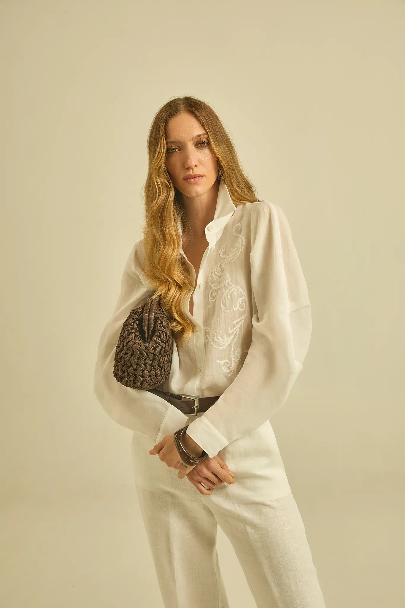 Camicia in puro ramiè con ricamo e maniche a pieghe