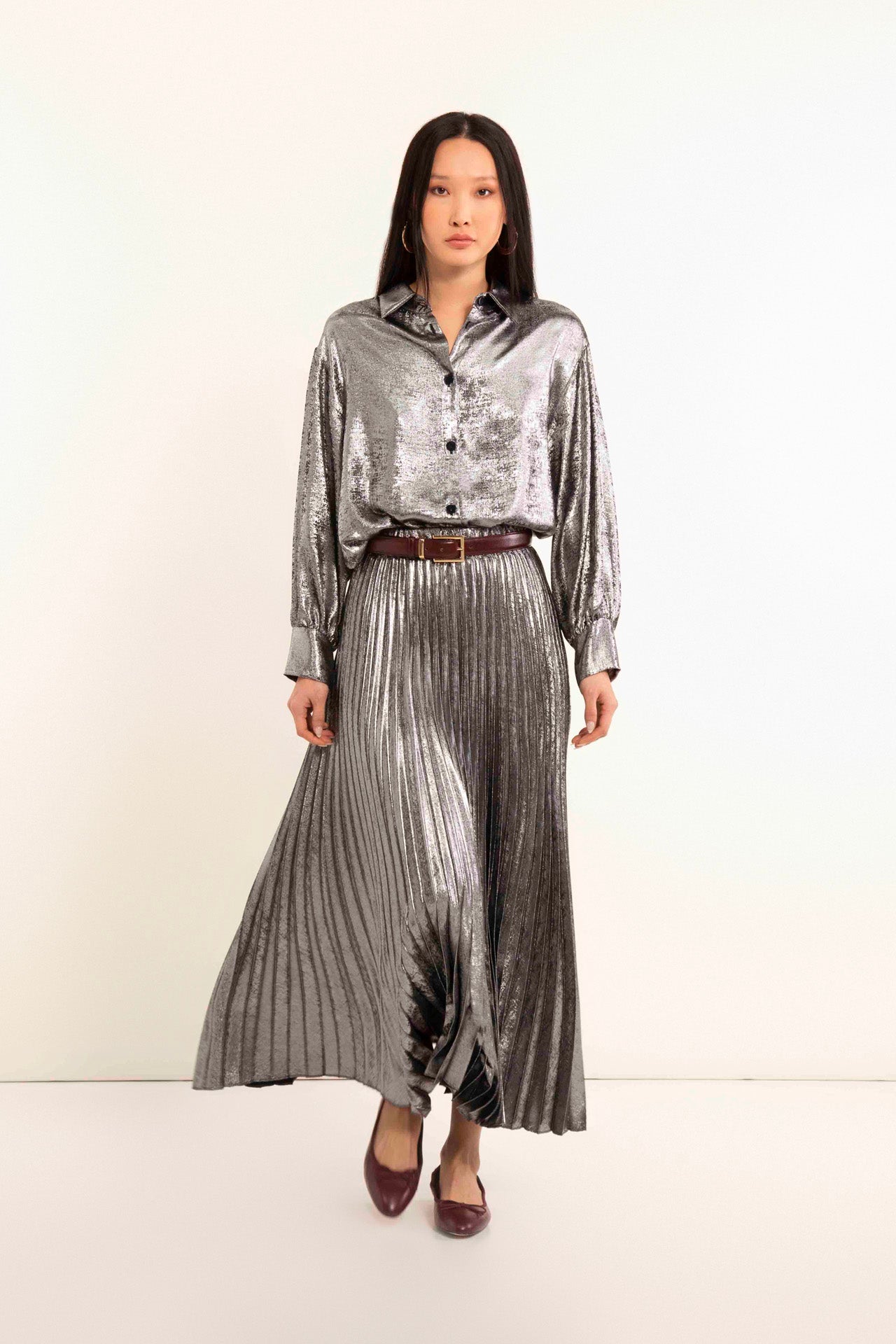 Pleated skirt in shiny fabric