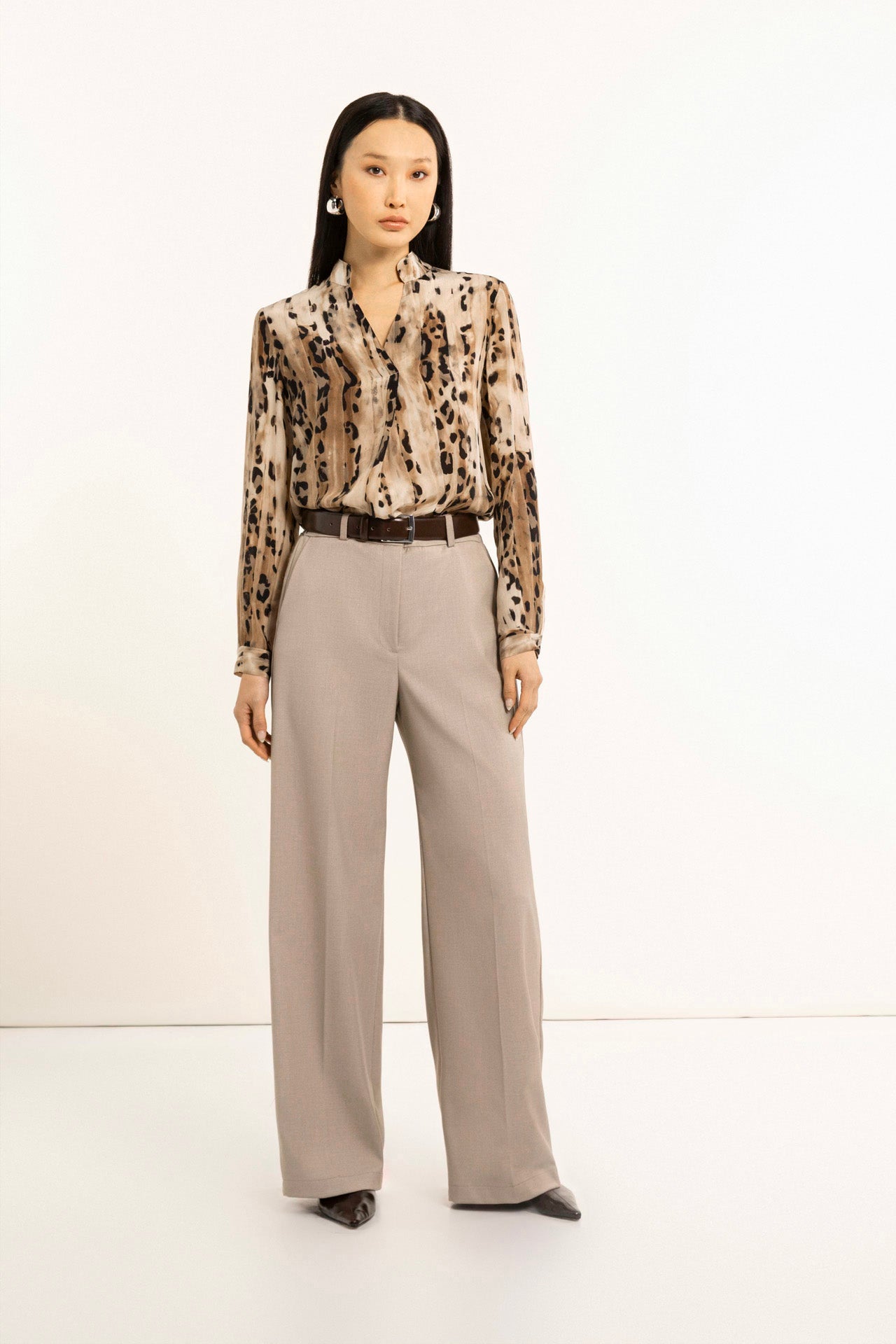 Wide trousers with French pockets and elasticated back