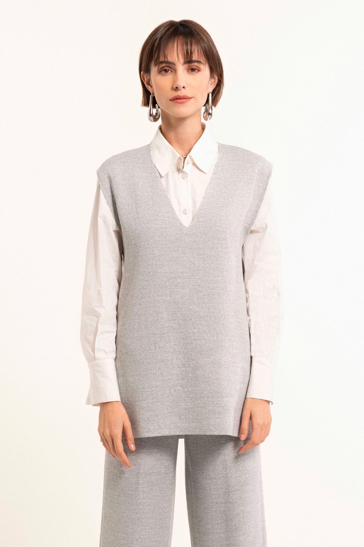 Pearl-colored V-neck wool vest