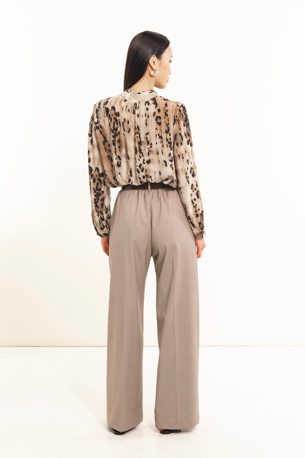Wide trousers with French pockets and elasticated back