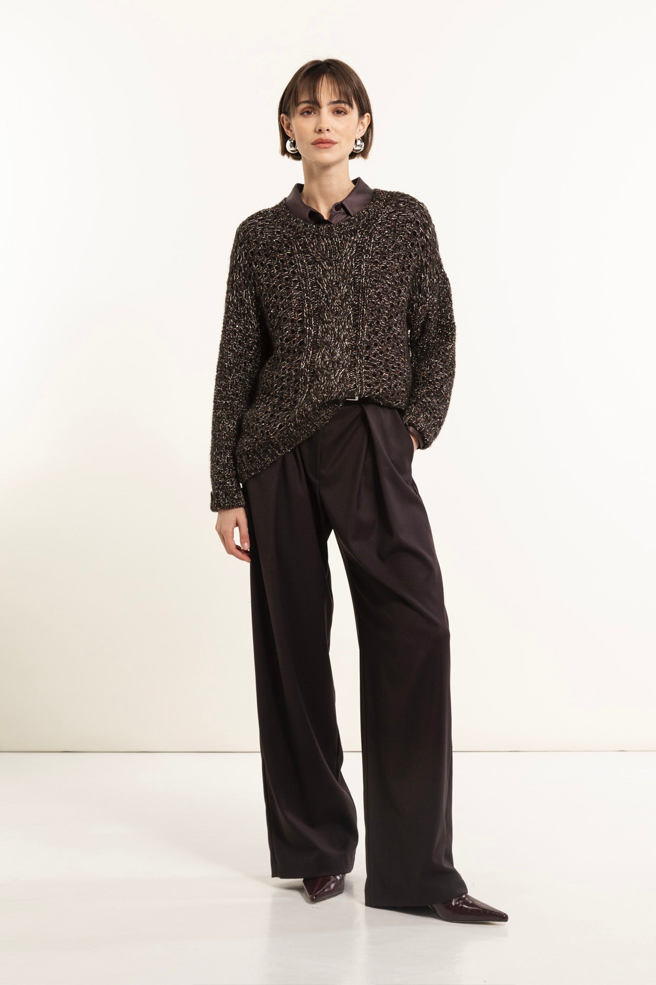 Dark brown sweater with maxi net stitch and cable