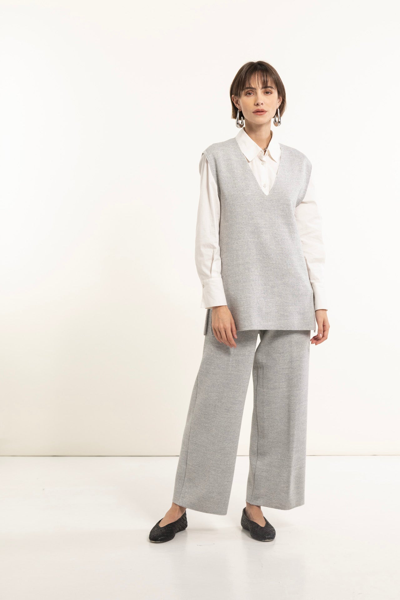 Pearl-colored V-neck wool vest