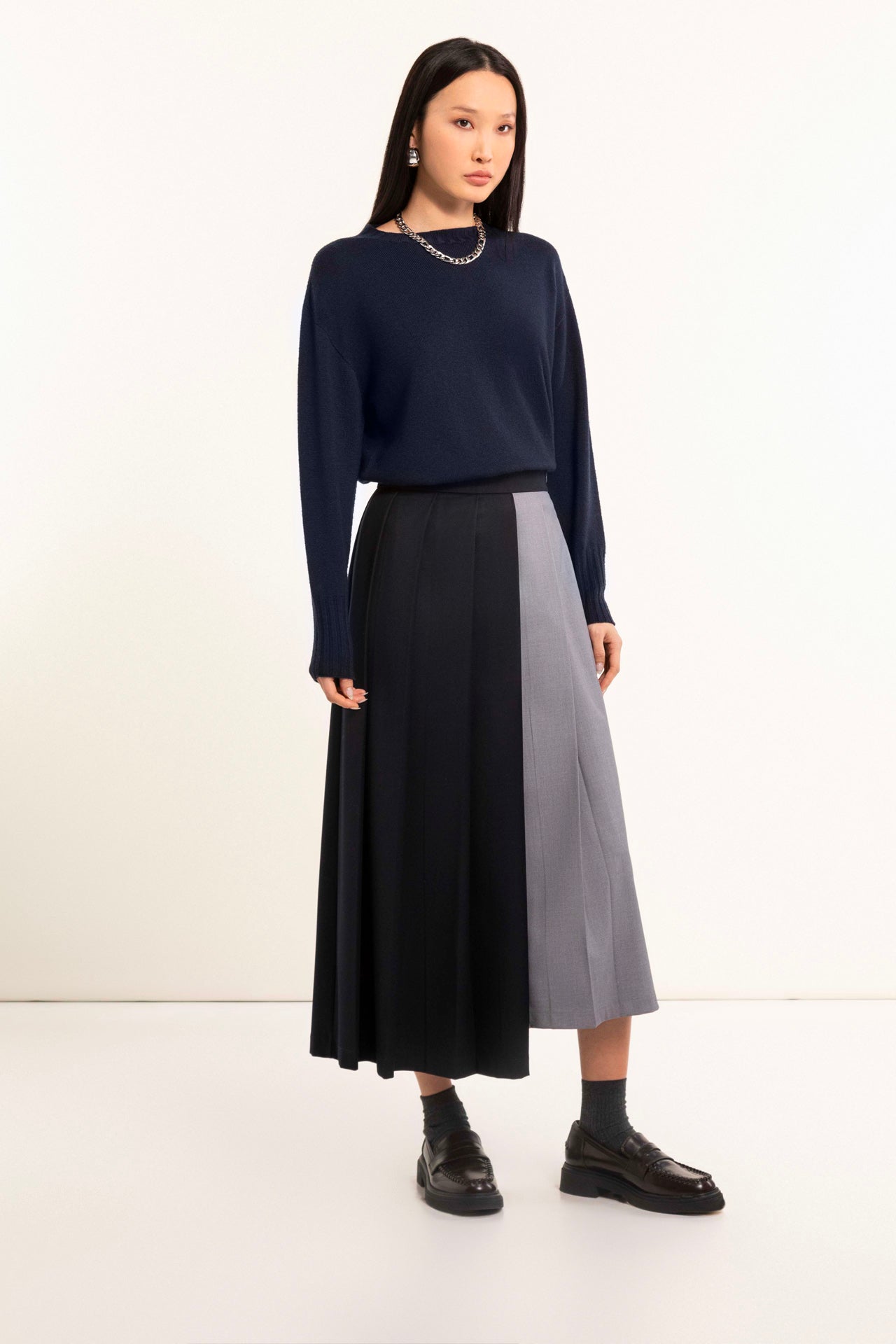 Gonna midi a pieghe color block in tessuto fluido