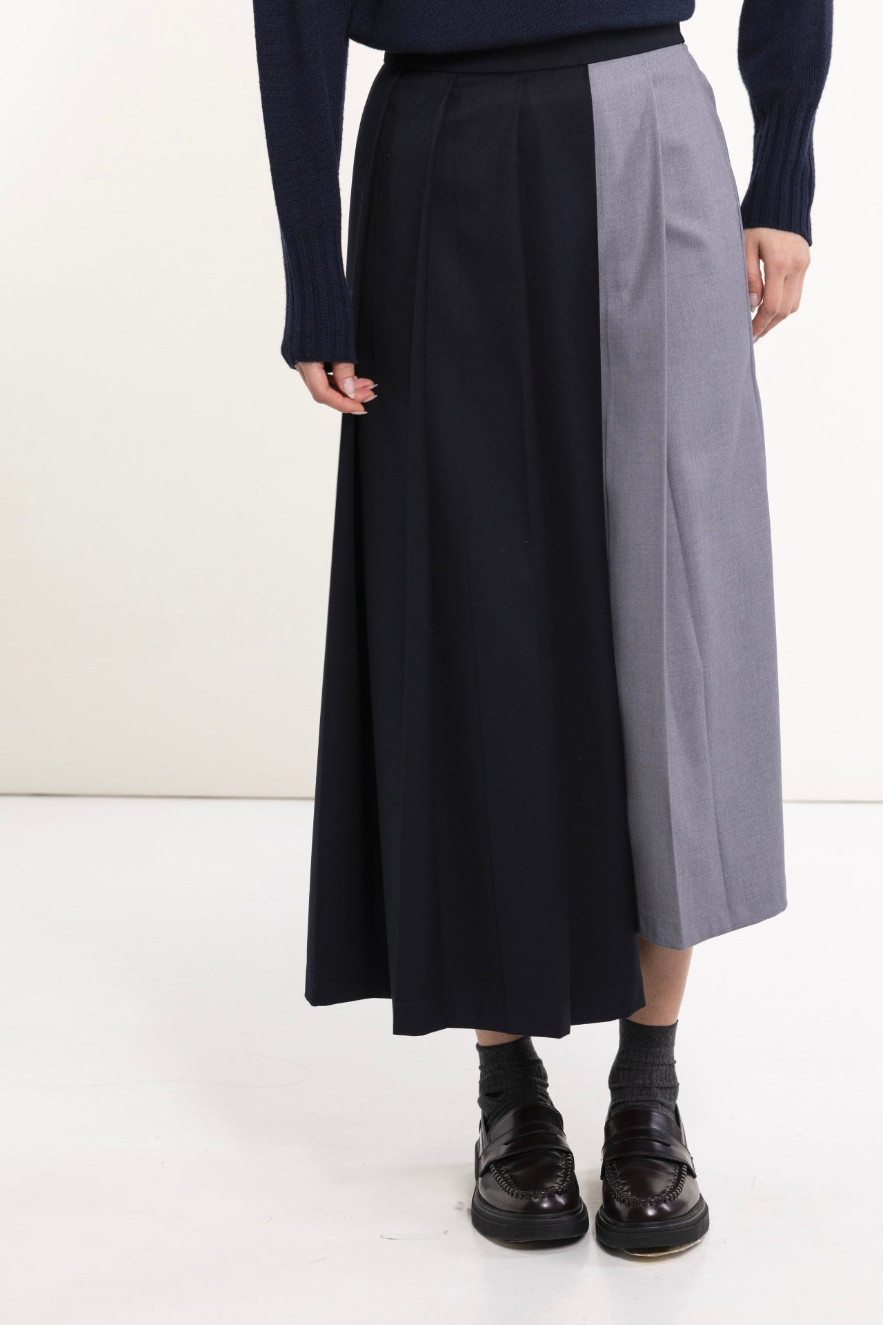 Gonna midi a pieghe color block in tessuto fluido