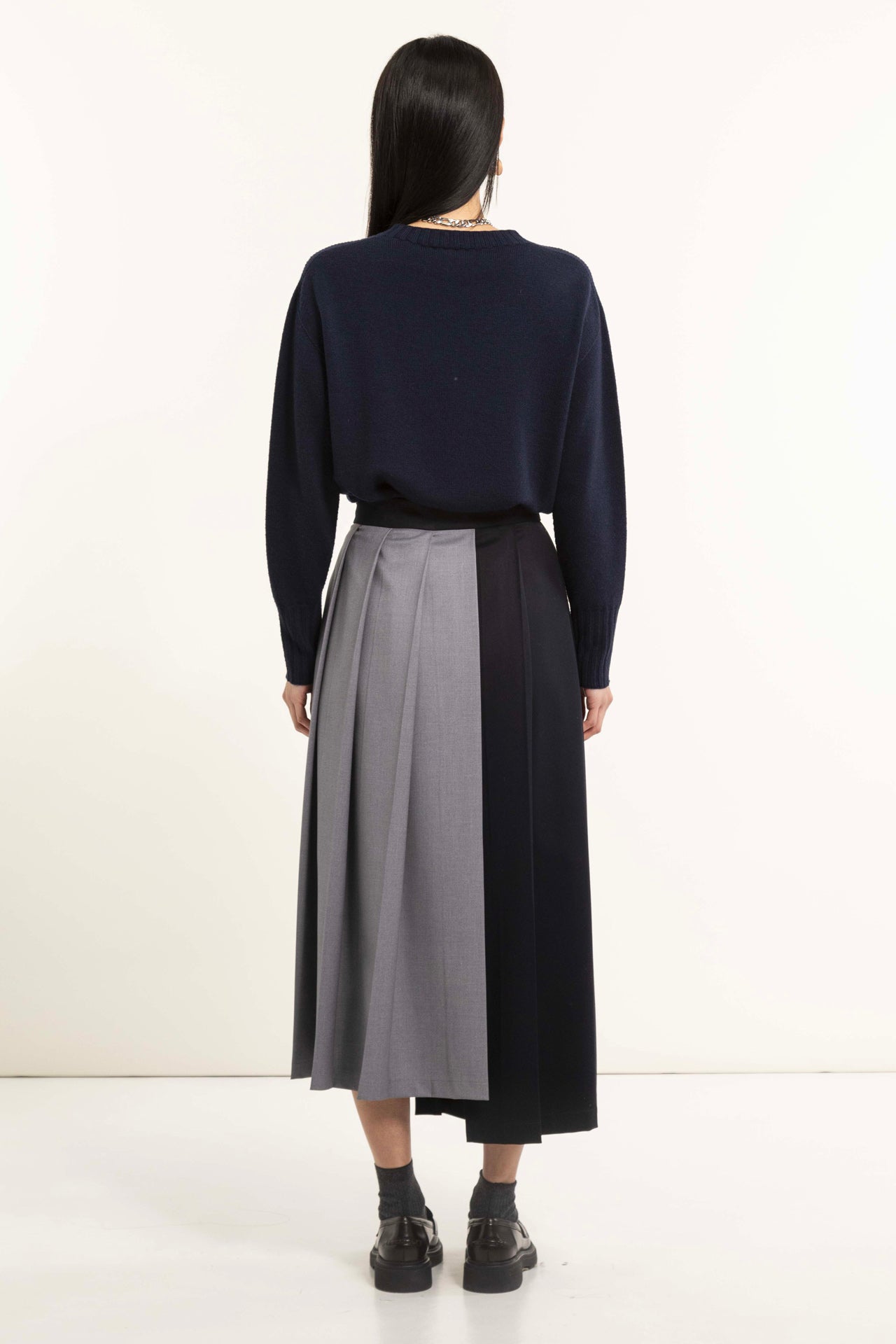 Gonna midi a pieghe color block in tessuto fluido