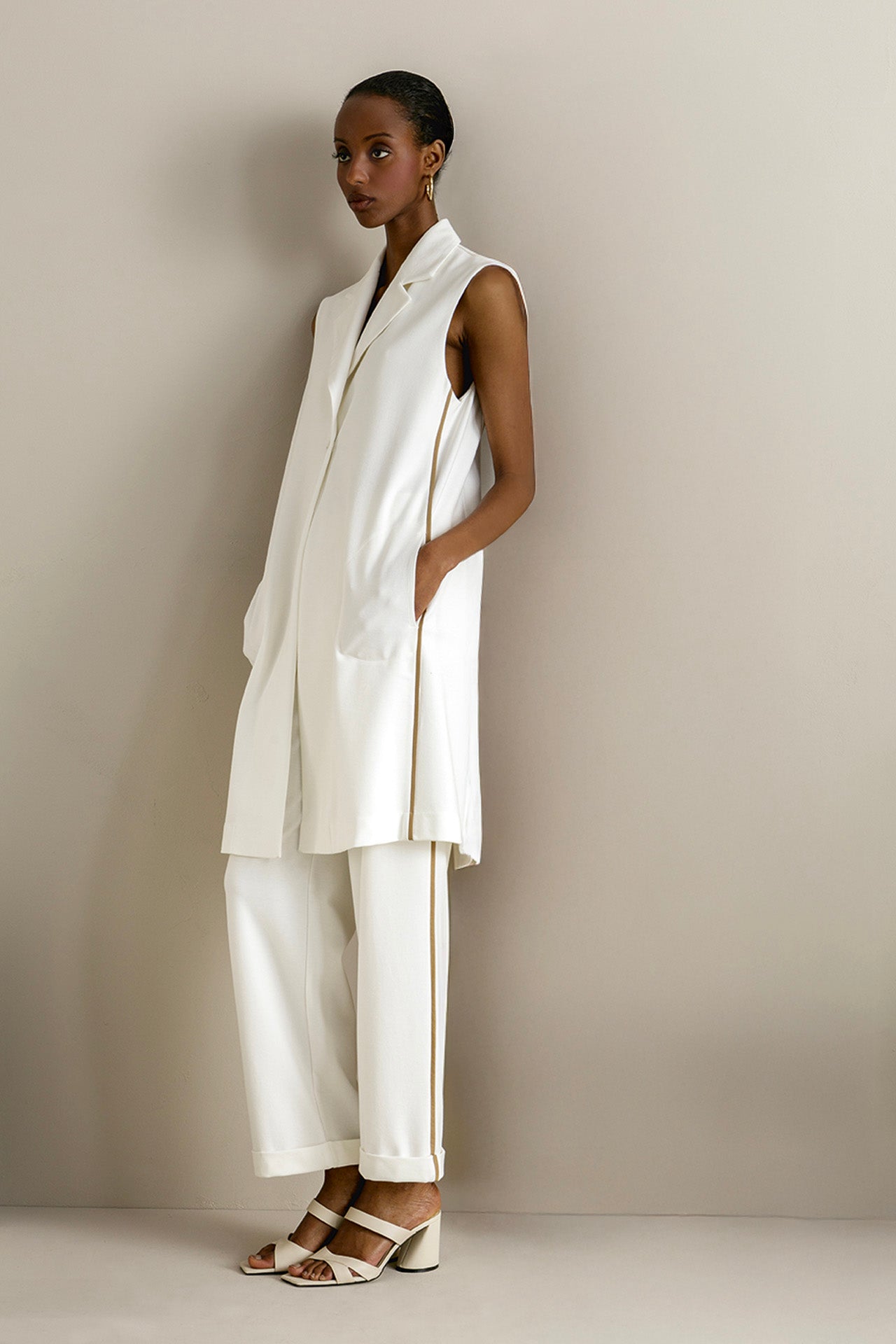 Langes Gilet mit Revers und kontrastierenden Details