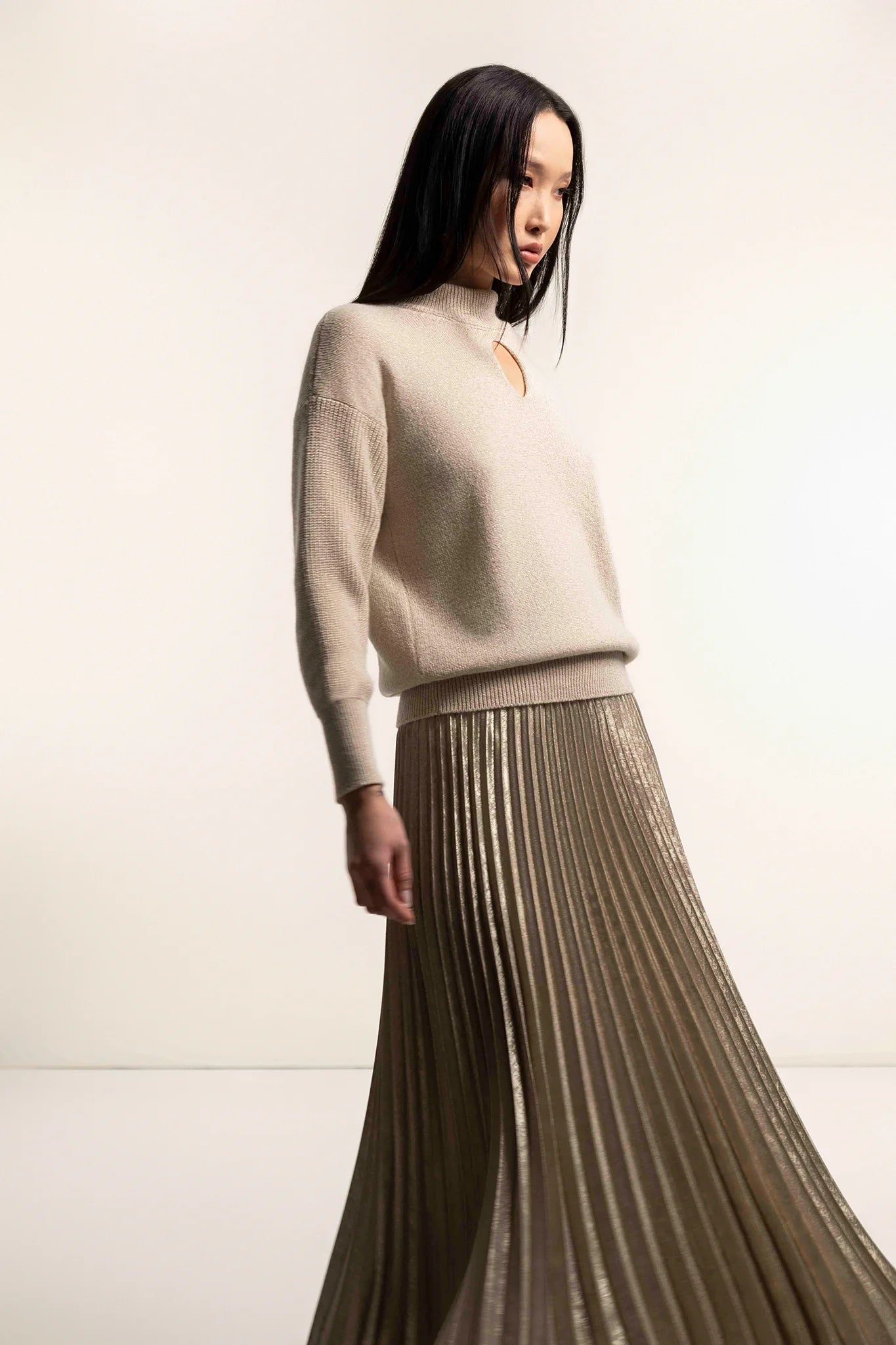 Pleated skirt in shiny fabric