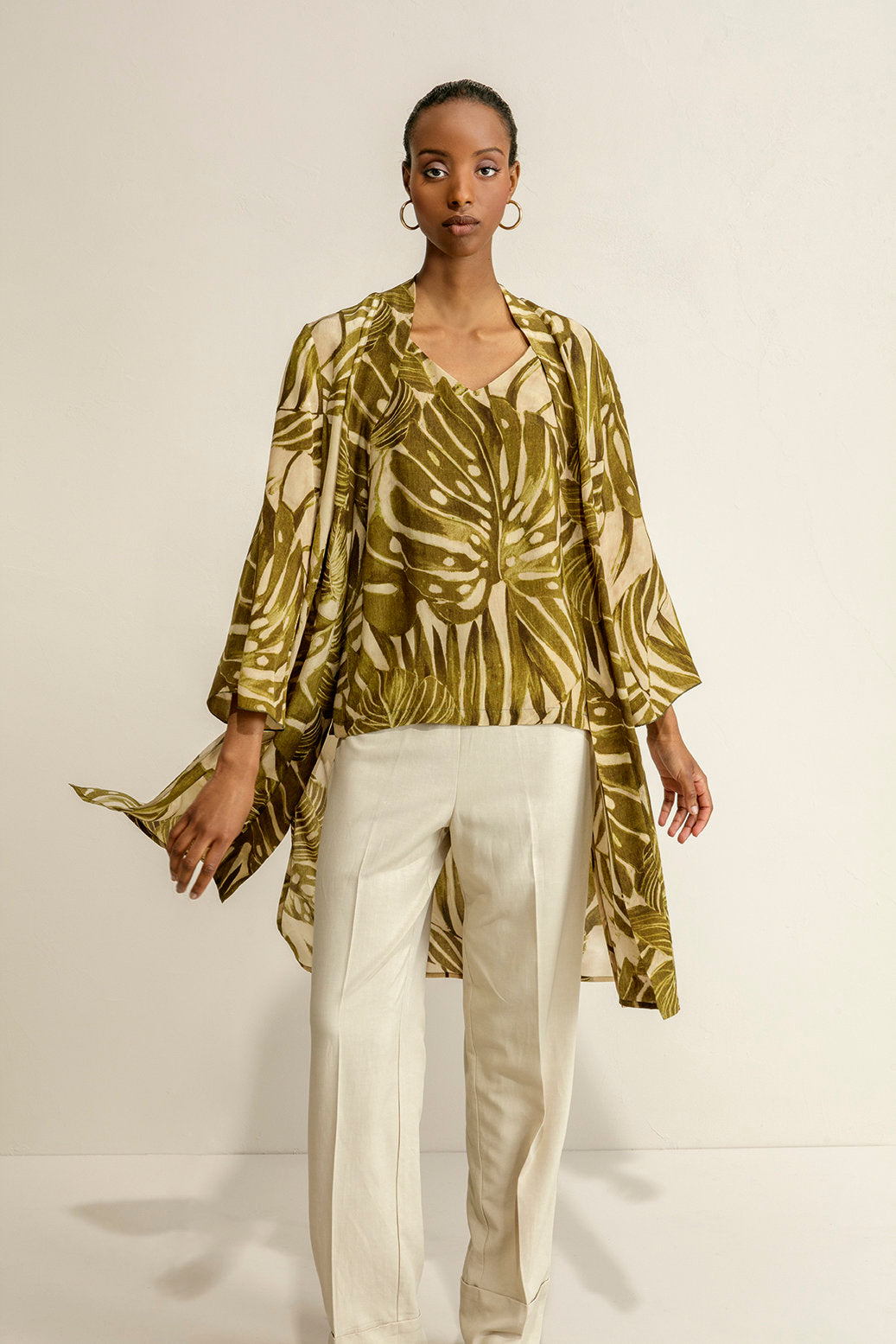 Fließender Überwurf aus Viskose mit tropischem Druck