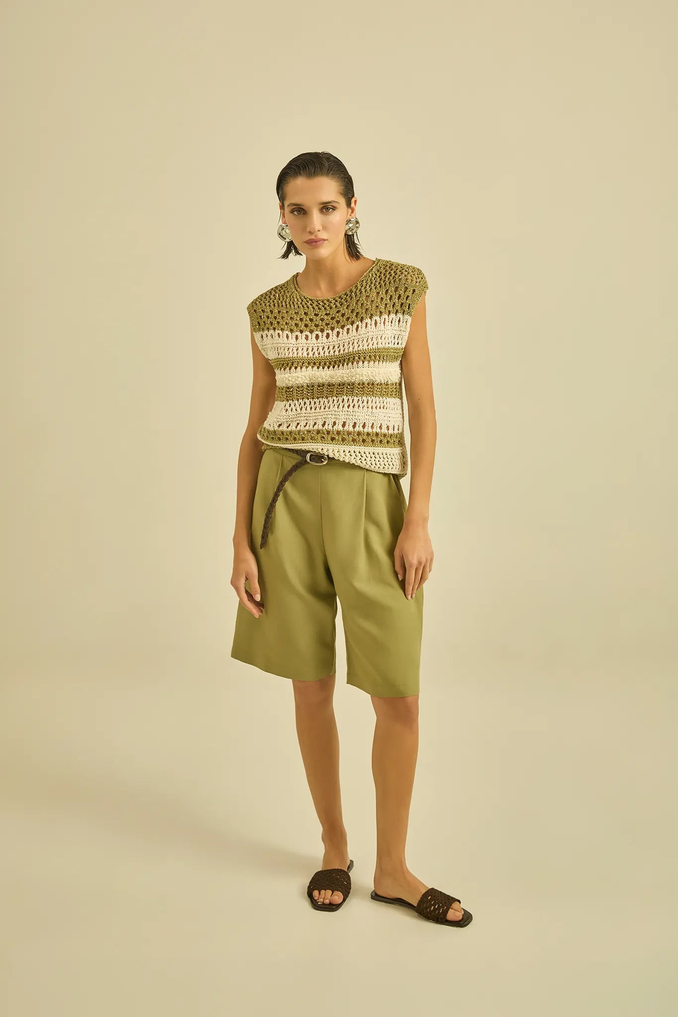 Top smanicato in maglia traforata a righe