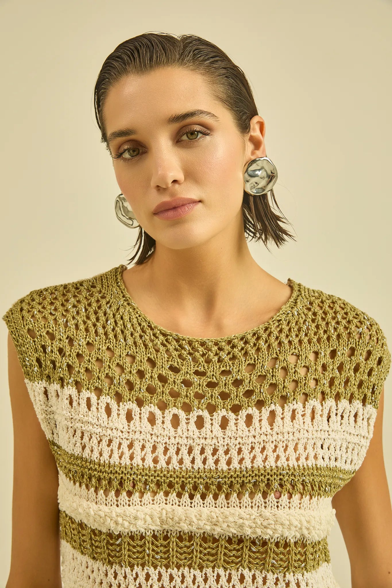 Top smanicato in maglia traforata a righe