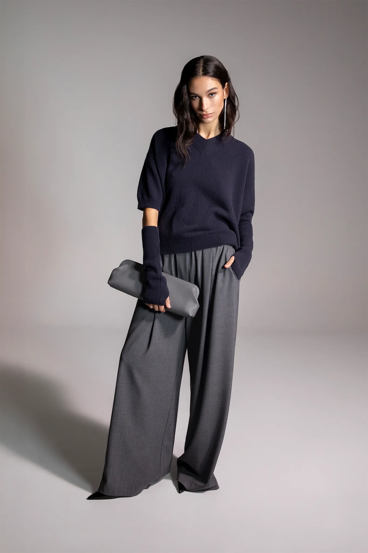 Pantalone ampio con pince e vita elasticizzata