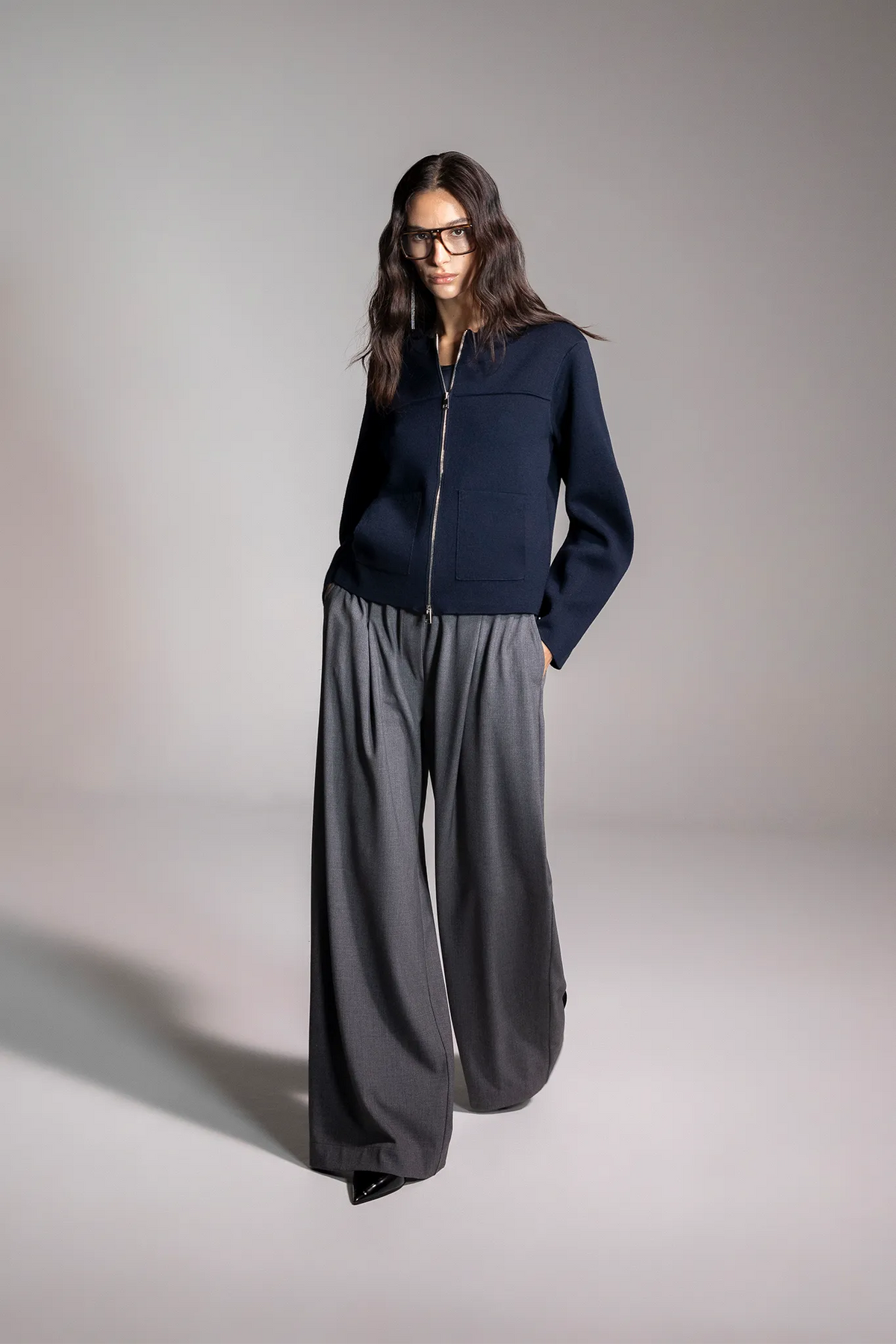 Pantalone ampio con pince e vita elasticizzata