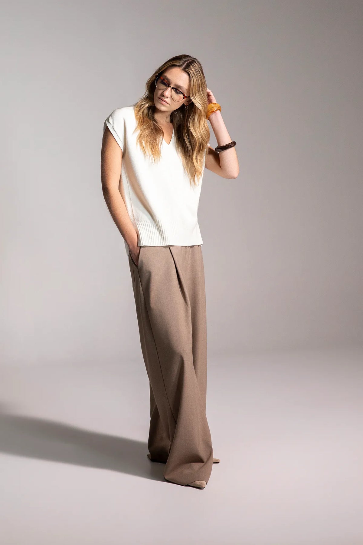 Pantalone ampio con pince e vita elasticizzata