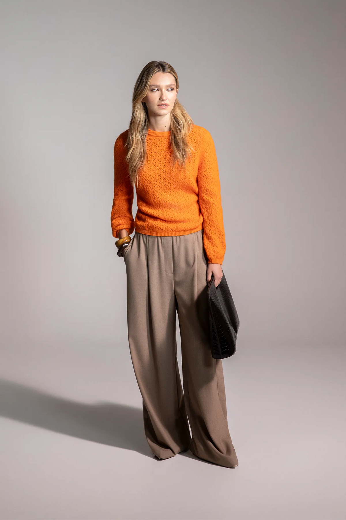 Pantalone cargo con lacci al fondo