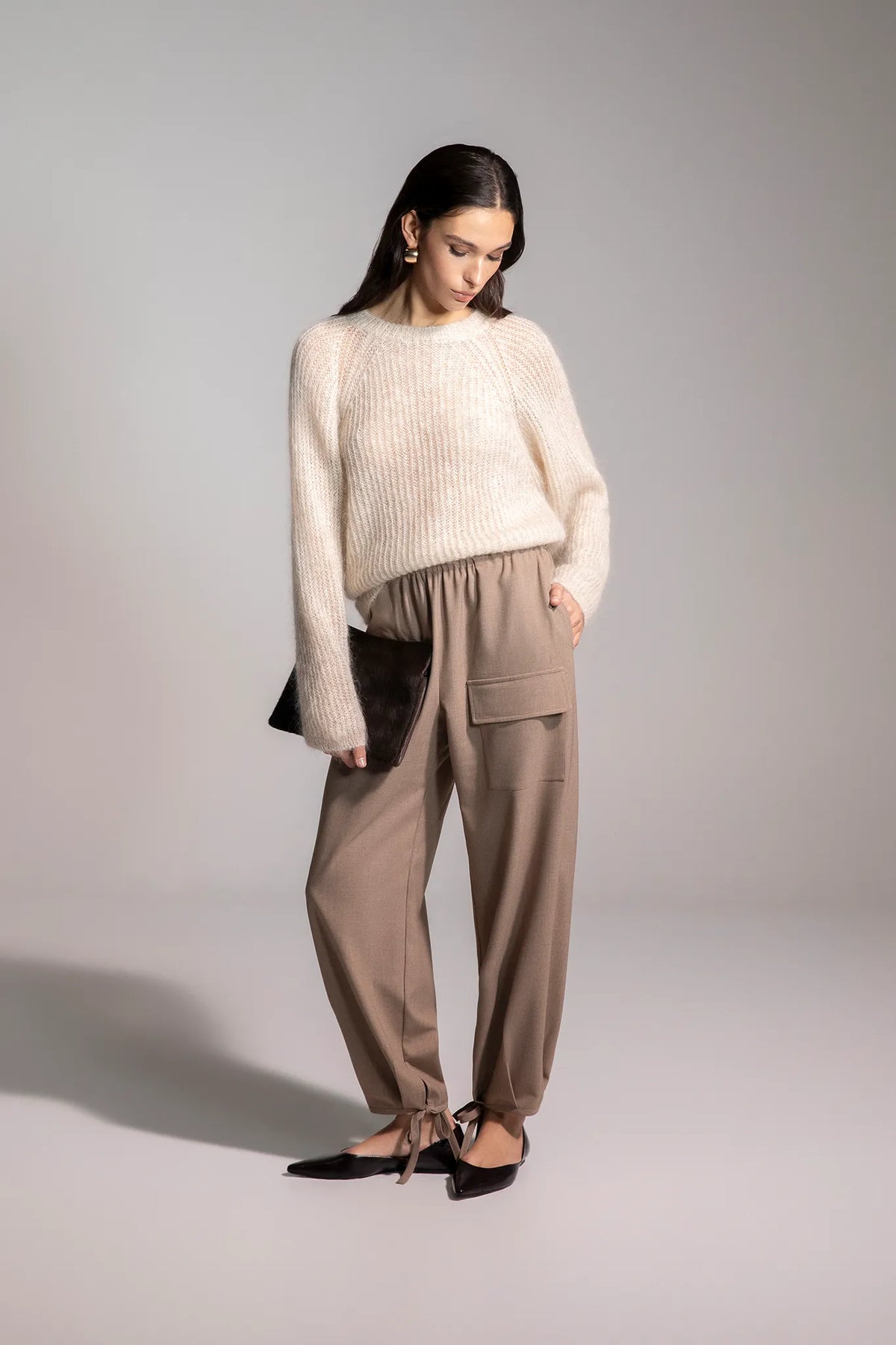Pantalone cargo con lacci al fondo