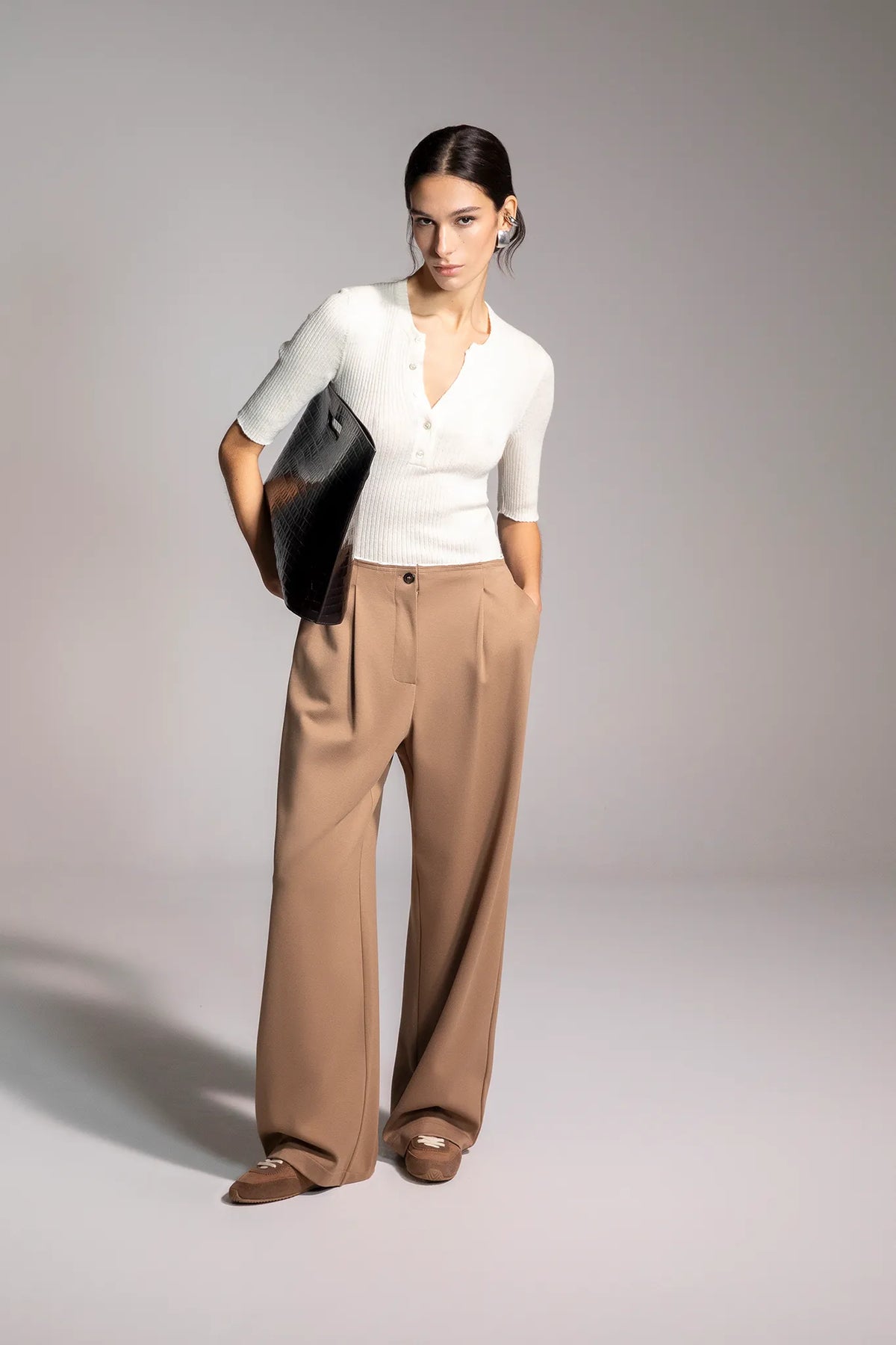 Pantalone ampio con tasche alla francese