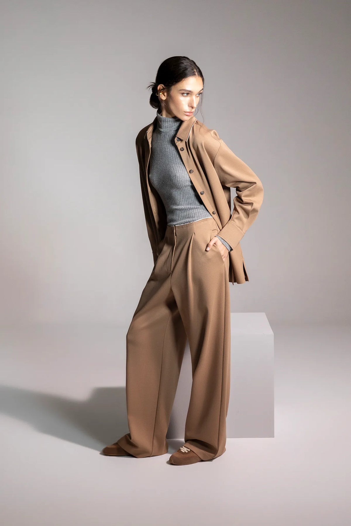 Pantalone ampio con tasche alla francese