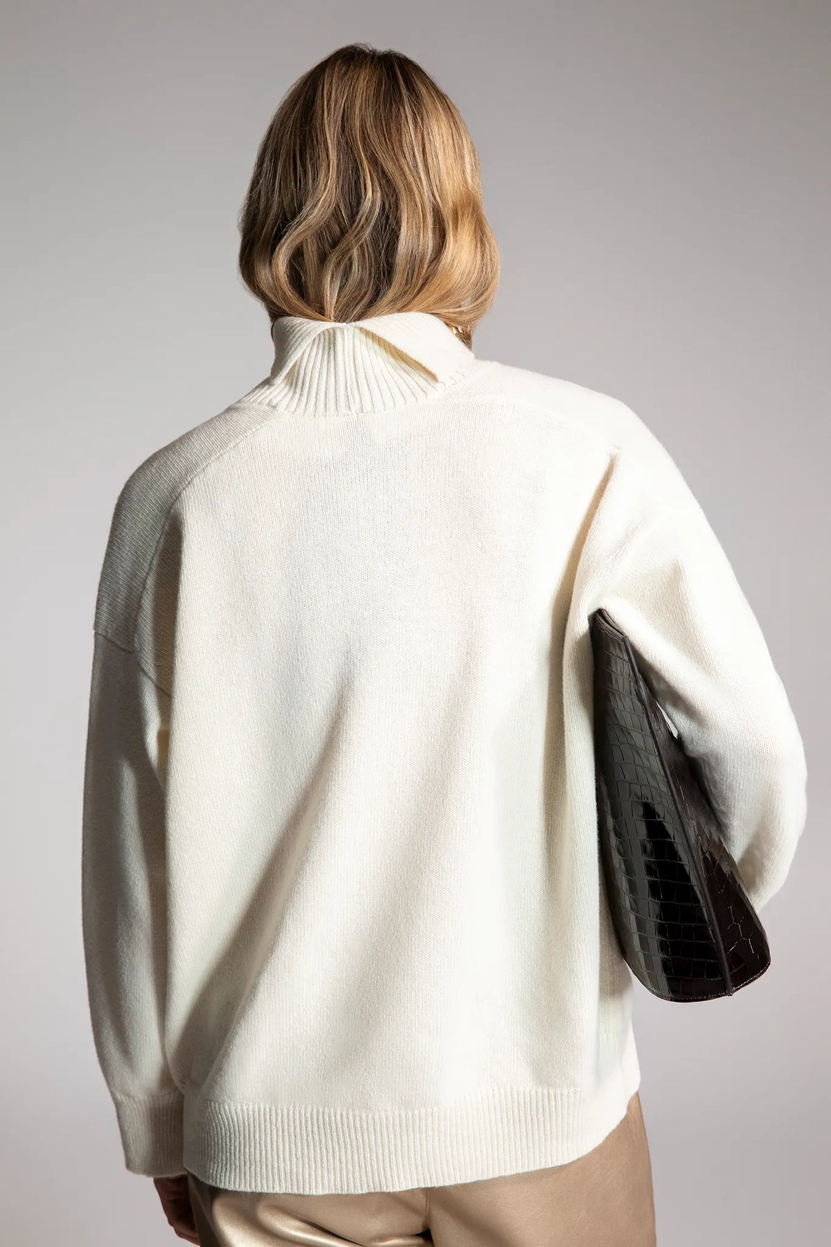Maglia in pura lana con collo a lupetto