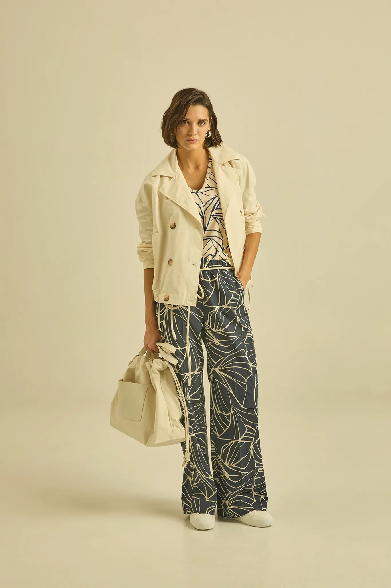 T-shirt scollo a V con stampa all-over